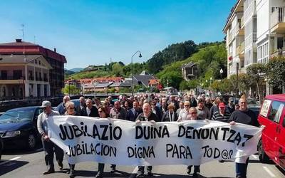 Jubilatuak manifestazioan atera dira eguerdian