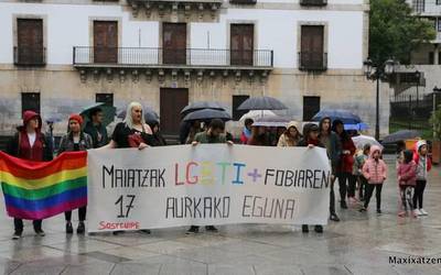 LGBTIfobia salatu dute azkoitiarrek elkarretaratzean
