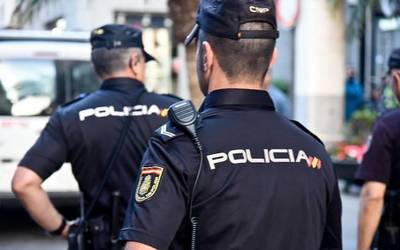 Adintxikikoekin sexua izatearen truke dirua edota tabakoa eskaintzen zien Espainiako polizia batek