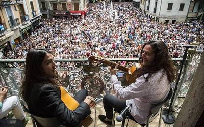 Flamenkoa herritarrengana hurbiltzeko, balkoiak eta karrikak agertoki