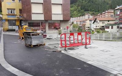 Autobus geltokia egokitzen