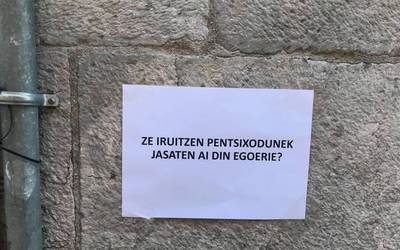 Hainbat mezu itsatsi dituzte Kale Nagusian
