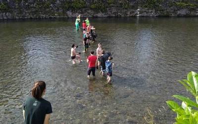 Doneztebeko institutuko ikasleak errekak garbitzen aritu dira