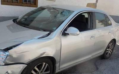 Txirrindulari bat hil da Agorretan auto batek harrapatuta