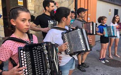 Debagoiendarren trikiti eta pandero doinuak ozen entzun dira Soraluzen