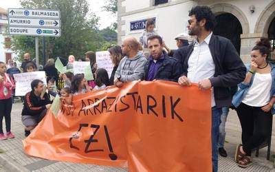 Artziniegan egondako eraso arrazisten aurkako elkarretaratzea egin dute