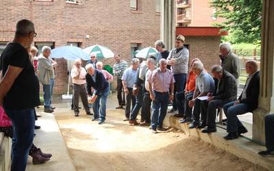 Dantza eginez eta jokoetan arituz ospatu dute azken festa eguna erretiratuek