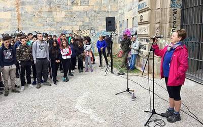 Altsasu institutukoak “askatasunaren botilak” ekimenean parte hartzen ari dira