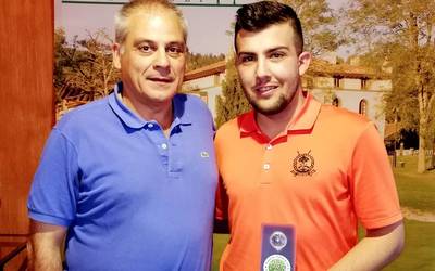 Ion eta Janire Egaña Vela neba-arrebak Arabako Golf Txapelketako podiumean