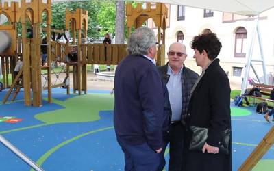 Udalak umeentzako jolasgune estalia inauguratu du