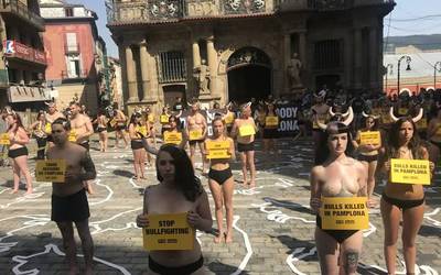 Zezenketarik gabeko Sanferminak aldarrikatu dituzte PETA eta Anima Naturalisek
