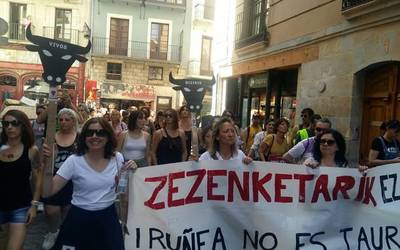 Zezenketen kontrako manifestazioa San Ferminen atarian