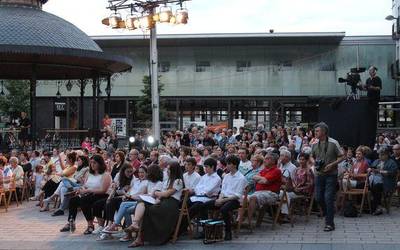 Plaza jendez goraino bete zen atzo 'Azpeitia Oholtzan' ikuskizunarekin