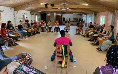 Irudietan: Perkusio eta dantza afrikarren topaketa egin dute Zingiran