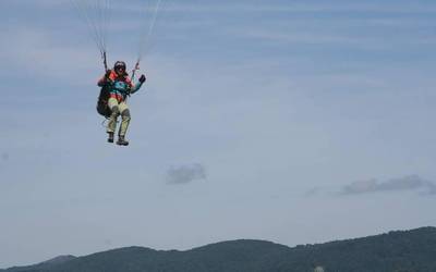 Erorikoaren ondoren, parapentelaria larri