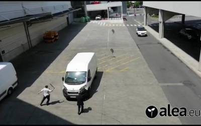 Gidari batek ihes egin du, Boulevardeko langile bat furgonetarekin harrapatu ostean