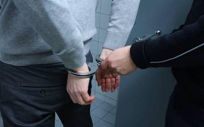 Gizonezko bat atxilotu du Ertzaintzak emakume bati sexu-erasoa egitea egotzita