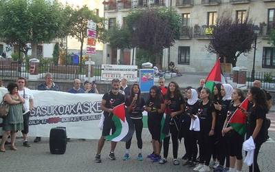 Altsasukoak aske kontzentrazioan palestinarrak kantari