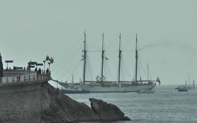 Espainiako itsas armadak ofizialen formakuntzarako erabiltzen duten Juan Sebastian Elcano ontzia bisitatu ahal izan zen