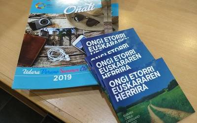 'Ongi Etorri Euskararen Herrira' liburua egin dute turistendako