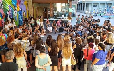 Korori dioten maitasunez bete zen atzo Beheko plaza