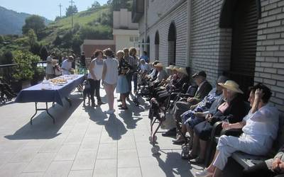 Lan-eskaintza: Erresidentziak erizaina behar du