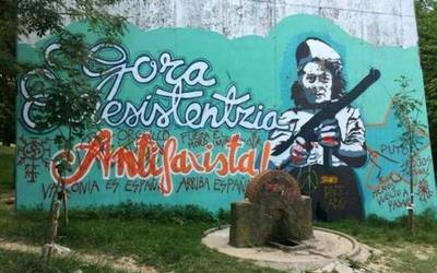 Ezezagun batzuk Artxandan dagoen mural antifaxista eraso dute