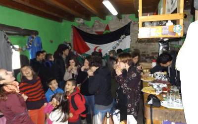 Baztango gaztetxeak igandean «errespetu faltagatik» ateak hetsi behar izan zituztela adierazi du