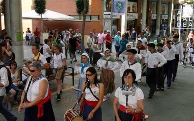 Laudioko buruhandi, dantzari eta txistulariak egon dira Espluges de Llobregateko festak girotzen