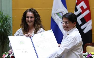 Nikaraguako Gobernuko ordezkarien eskutik jaso zuen saria Ramon Belaustegigoitiaren familiak