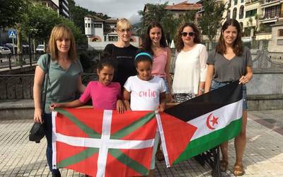 Uda Azkoitian pasatzen ari diren haur sahararrak hartu ditu udalak