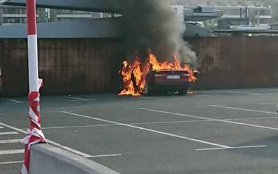 Auto batek su hartu du Sarauneko aparkalekuan