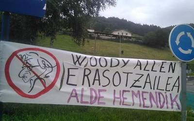 Woody Allenen aurkako pankarta jarri dute autobideko biribilgunean