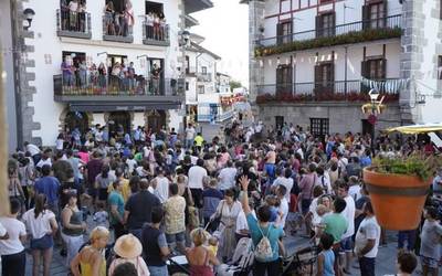 Festa batzordeko kideek eta boluntarioek jaietan egindako lana eskertu du Aiako alkateak
