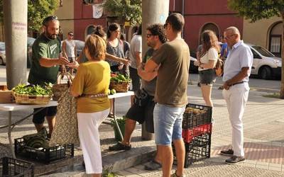 Plazan saltzea galarazi eta ortuariak kendu dizkiote Getxoko udaltzainek baserritar bati