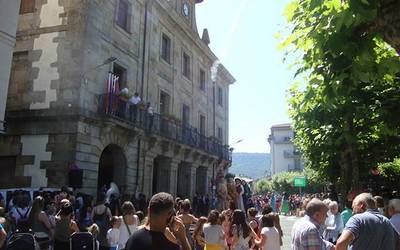 Amabirjinan egunaren esperoan