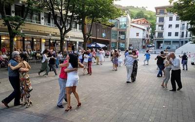 Tango argentinarra dantzatzeko saioa antolatu du Agatak biharko