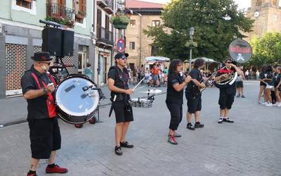 Rockalean taldearen musika jaiak borobiltzeko