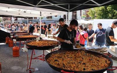 Paella protagonista Andramaixetako herri bazkarian