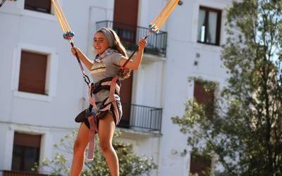 Quad pista, jumping-a, puzgarriak eta tailerrak gazte parkean