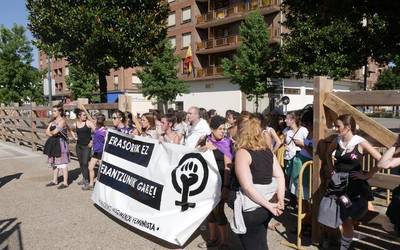 Elkarretaratzea egin du mugimendu feministak, “Sugarrak taldeko hainbat emakumek pairatutako eraso matxistei” aurre egiteko