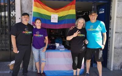 Naizen kamisetak saltzen ari da Susana Mendez Lertxundi luiaondoarra Aste Nagusian