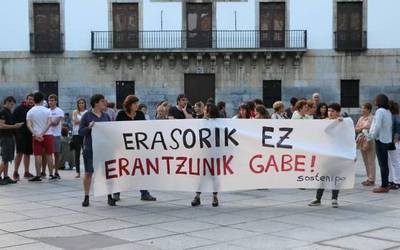Emakume batek sexu erasoa salatu du bart