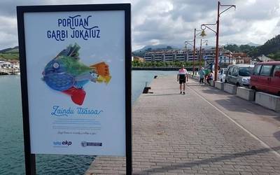 Portua garbi mantentzeko gomendioak ematen dituen panelak jarri dituzte moilan eta Talaipe parean
