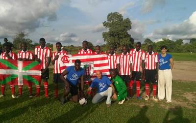 Athleticen ekipazioak banatu eta proiektu solidarioak gauzatu ditu La Otra Miradak Senegalen