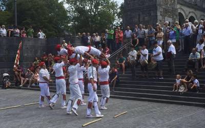 Dantzariak eta jai giroa izango dira nagusi Urkiolan