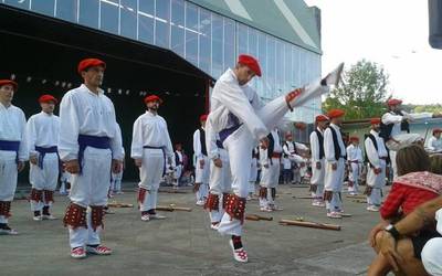 Enbeitaren eta Amurizaren bertso saioa eta Luhartzen erromeria gozagai Izurtzako jaietan