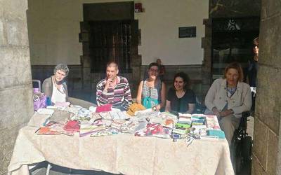 Goienetxe fundazioko kideek eskuz egindako produktuak jarri dituzte salgai plazan