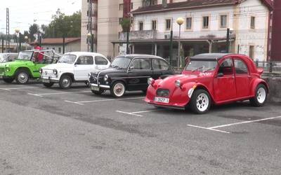 Bigarren urtez auto eta moto klasikoak bildu diztuzte itzuli bat eman eta erakustaldi bat eskaintzeko
