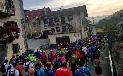 350 mendizale bildu dira Aresoko XII.Mendi Martxan